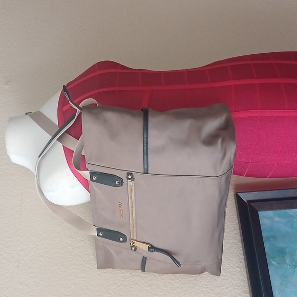 โ๏ธ LIKE NEW!! TRAVEL Michael Kors Tan Polly Nylon Light BrownShimmer HUGE DUFFLE - Picture 15 of 17